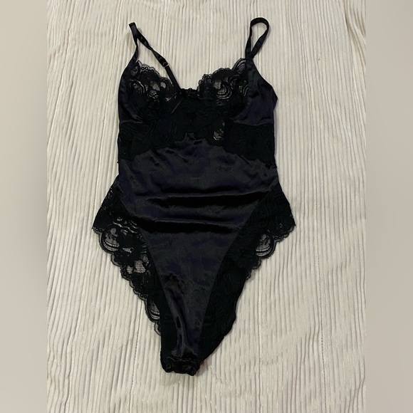 Victoria's Secret Other - Victoria’s Secret, snaps in bottom, gold tag